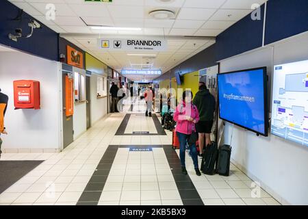 Vor dem Check-in-Abflughalle im Terminal des internationalen Flughafens von Alesund AES ENAL, Vigra, der am 2. September 2019 die Stadt Alesund im Bezirk More Og Romsdal auf der Insel Vigra in der Gemeinde Giske, Norwegen, bedient. Der Flughafen bietet inländische und internationale Linien- und Saisonflüge oder Charterflüge für Sommerferien zum südlichen Ziel an. (Foto von Nicolas Economou/NurPhoto) Stockfoto