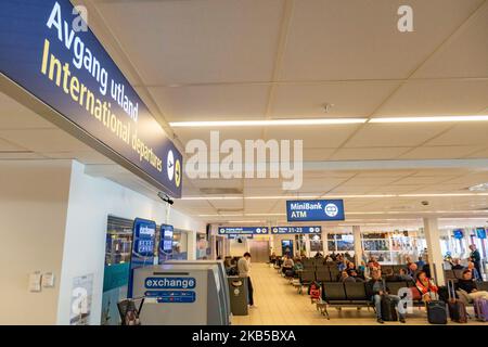 Abflughalle und Abflugbereich für internationale und nationale Flüge nach dem Check-in mit blauen Pfeilen im Terminal des internationalen Flughafens von Alesund AES ENAL, Vigra, der am 2. September 2019 die Stadt Alesund in der Grafschaft More Og Romsdal auf der Insel Vigra in der Gemeinde Giske, Norwegen, bedient. Der Flughafen bietet inländische und internationale Linien- und Saisonflüge oder Charterflüge für Sommerferien zum südlichen Ziel an. (Foto von Nicolas Economou/NurPhoto) Stockfoto