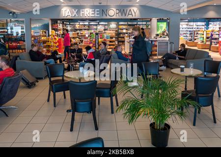 TAX FREE NORWAY Shop, ein Duty Free Shop an der Abflughalle im Terminal des internationalen Flughafens Alesund AES ENAL, Vigra, der am 2. September 2019 die Stadt Alesund in der Grafschaft More OG Romsdal auf der Insel Vigra in der Gemeinde Giske, Norwegen, bedient. Der Flughafen bietet inländische und internationale Linien- und Saisonflüge oder Charterflüge für Sommerferien zum südlichen Ziel an. (Foto von Nicolas Economou/NurPhoto) Stockfoto
