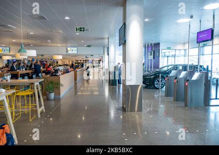 Abflughalle und Abflugbereich für internationale und nationale Flüge nach dem Check-in mit blauen Pfeilen im Terminal des internationalen Flughafens von Alesund AES ENAL, Vigra, der am 2. September 2019 die Stadt Alesund in der Grafschaft More Og Romsdal auf der Insel Vigra in der Gemeinde Giske, Norwegen, bedient. Der Flughafen bietet inländische und internationale Linien- und Saisonflüge oder Charterflüge für Sommerferien zum südlichen Ziel an. (Foto von Nicolas Economou/NurPhoto) Stockfoto