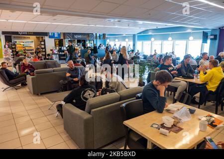 Abflughalle und Abflugbereich für internationale und nationale Flüge nach dem Check-in mit blauen Pfeilen im Terminal des internationalen Flughafens von Alesund AES ENAL, Vigra, der am 2. September 2019 die Stadt Alesund in der Grafschaft More Og Romsdal auf der Insel Vigra in der Gemeinde Giske, Norwegen, bedient. Der Flughafen bietet inländische und internationale Linien- und Saisonflüge oder Charterflüge für Sommerferien zum südlichen Ziel an. (Foto von Nicolas Economou/NurPhoto) Stockfoto