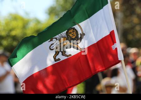 Iranische Flagge, die während der ersten persischen Parade in Toronto, Ontario, Kanada, am 31. August 2019 gesehen wurde. Die Parade zeigte traditionelle Kostüme, die die verschiedenen kulturellen Traditionen und die Geschichte des Iran illustrierten. (Foto von Creative Touch Imaging Ltd./NurPhoto) Stockfoto