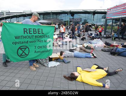 Die Aktivisten und Unterstützer von Extinction Rebellion nehmen an der „Schiphol die-in“-Demonstration ‘Schiphol Airport am 7. September 2019 in Amsterdam, Niederlande, Teil. Umweltschützer des Aussterbens Rebellion eine große Demonstration auf dem Schiphol gegen die Ausweitung der Luftfahrt und Zweck, die Aufmerksamkeit auf die Ansichten in einer positiven Weise zu lenken, wie die Begrenzung der Nutzung fossiler Brennstoffe und die Notwendigkeit, die Luftfahrt zu schrumpfen. (Foto von Paulo Amorim/NurPhoto) Stockfoto