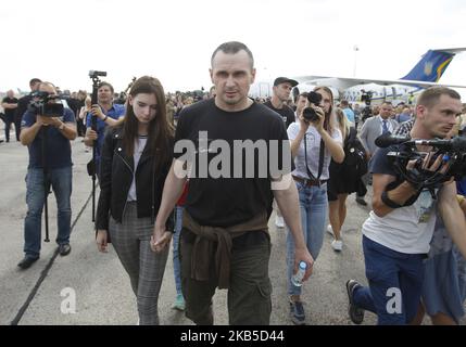 Der ukrainische Filmregisseur Oleg Sentsov, der wegen Terroranschlägen in Russland inhaftiert wurde, geht mit seinem Verwandten bei der Ankunft während einer Begrüßungszeremonie nach dem Austausch von russisch-ukrainischen Gefangenen am 07. September 2019 auf dem Borispil International Airport in der Nähe von Kiew (Foto: Str/NurPhoto) Stockfoto