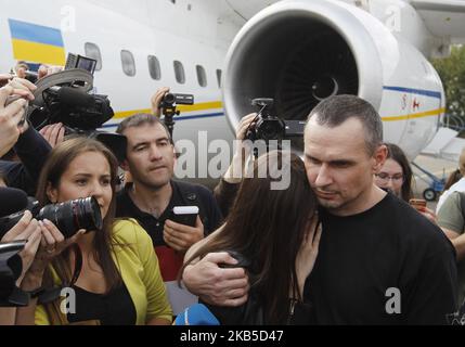 Der ukrainische Filmregisseur Oleg Sentsov, der wegen Terroranklagen in Russland inhaftiert wurde, umarmt seinen Verwandten bei der Ankunft während einer Begrüßungszeremonie nach dem Austausch von russisch-ukrainischen Gefangenen am 07. September 2019 auf dem internationalen Flughafen Borispil in der Nähe von Kiew (Foto: Str/NurPhoto) Stockfoto