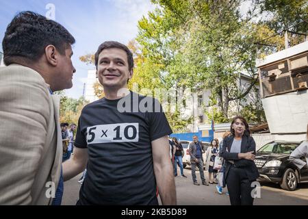 Der russische Oppositionspolitiker Ilya Yashin spricht mit Freunden und Unterstützern, nachdem er am 7. September 2019 in Moskau, Russland, wegen der Organisation einer nicht sanktionierten Kundgebung aus dem Gefängnis entlassen wurde. Er wurde von den Wahlen zum Moskauer Stadtrat wegen angeblicher Fehler bei der Präsentation seiner Kandidatur ausgeschlossen. (Foto von Celestino Arce/NurPhoto) Stockfoto