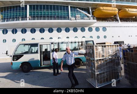 Besatzungsmitglieder von Royal Caribbean International's Mariner of the Seas laden am 7. September 2019 in Freeport, Bahamas, 20.000 Mahlzeiten aus, die für die Opfer des Orkans Dorian zubereitet wurden. Das Schiff versorgt schätzungsweise 300 Freeport-Evakuierte des Sturms mit Nahrung, Wasser, einer Möglichkeit zum Duschen sowie mit dem Transport nach Nassau, New Providence. (Foto von Paul Hennessy/NurPhoto) Stockfoto