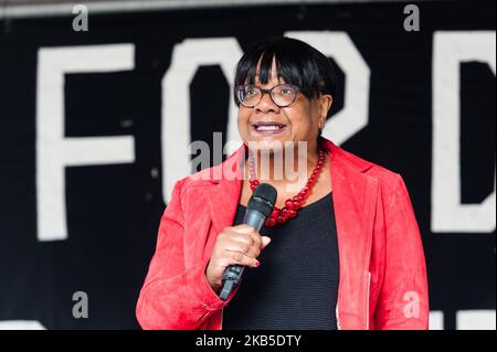 Die Schatten-Innenministerin Diane Abbott spricht vor Demonstranten, die sich am 07. September 2019 in London, England, vor der Downing Street versammelt haben, um an den Protesten zum „Stoppt den Putsch“ gegen die Prorogation des britischen Parlaments teilzunehmen und Boris Jonhsons Rücktritt als Premierminister zu fordern. Premierminister Boris Johnson schlug Berichten zufolge vor, dass er gegen das Gesetz verstoßen könnte, das voraussichtlich am Montag eine königliche Zustimmung erhalten wird, was ihn dazu auffordert, eine Verlängerung von Artikel 50 zu beantragen, wenn bis zum 19. Oktober kein Brexit-Abkommen besteht. (Foto von Wiktor Szymanowicz/NurPhoto) Stockfoto