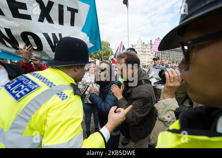 Die Befürworter des Brexit von Tommy Robinson und Boris Johnson streiten sich am 07. September 2019 auf dem Parliament Square in London, England, mit Polizeibeamten, während Hunderte von pro-EU-Demonstranten an Protesten gegen die Prorogation des britischen Parlaments teilnehmen. Premierminister Boris Johnson schlug Berichten zufolge vor, dass er gegen das Gesetz verstoßen könnte, das voraussichtlich am Montag eine königliche Zustimmung erhalten wird, was ihn dazu auffordert, eine Verlängerung von Artikel 50 zu beantragen, wenn bis zum 19. Oktober kein Brexit-Abkommen besteht. (Foto von Wiktor Szymanowicz/NurPhoto) Stockfoto