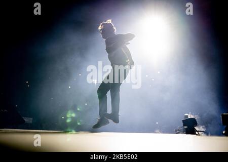 Tommaso Paradiso Frontmann der italienischen Pop-Band ‘Thegiornalisti’ spielt live auf der Bühne während der ‘Love Tour 2019’ im Circo Massimo am 07. September 2019 in Rom, Italien. (Foto von Giuseppe Maffia/NurPhoto) Stockfoto