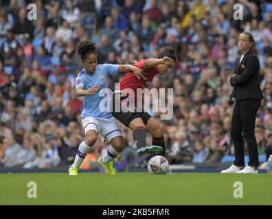 Manchester United-Managerin Casey Stoney sieht sich während des Spiels der englischen FA Women's Super League zwischen Manchester City und Manchester United am 07. September 2019 im City of Manchester Stadium, Manchester England, ein enges Tackling an. (Foto von Action Foto Sport/NurPhoto) Stockfoto