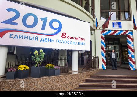 Eingang zu einem Wahllokal während des Wahltages für die Moskauer Stadtratswahlen am 8.. September 2019 in Moskau, Russland. Die Wahlen sollen im System der ersten Wahl nach der Post stattfinden: 45 Abgeordnete sollen in 45 Wahlkreisen mit einem einzigen Mitglied gewählt werden. Die Laufzeit der neuen Duma wird fünf Jahre betragen. (Foto von Celestino Arce/NurPhoto) Stockfoto