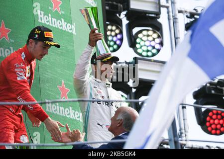 Der drittplatzierte britische Mercedes-Pilot Lewis Hamilton (R) feiert mit seiner Trophäe auf dem Podium neben dem Sieger Ferrari's Monegasque-Fahrer Charles Leclerc nach dem Grand Prix der italienischen Formel 1 auf der Rennstrecke Autodromo Nazionale in Monza am 8. September 2019. (Foto von Andrea Diodato/NurPhoto) Stockfoto