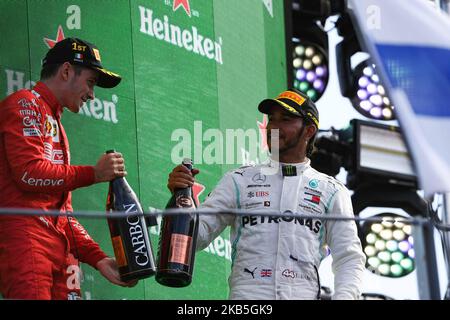 Sieger Ferrari's Monegassischer Pilot Charles Leclerc (L) feiert am 8. September 2019 auf dem Autodromo Nazionale Circuit in Monza den am dritten Platz platzierten britischen Mercedes-Piloten Lewis Hamilton (R) auf dem Podium. (Foto von Andrea Diodato/NurPhoto) Stockfoto