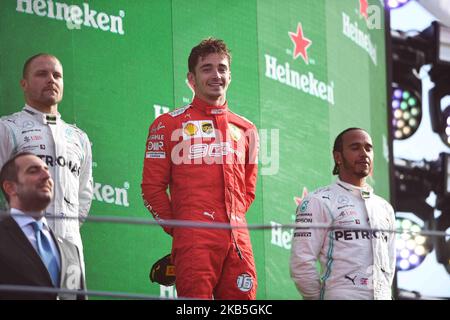Der Sieger Ferrari's Monegasque Pilot Charles Leclerc (C) feiert am 8. September 2019 auf dem Autodromo Nazionale Circuit in Monza den zweitplatzierten finnischen Mercedes-Piloten Valtteri Bottas (L) und den drittplatzierten britischen Mercedes-Piloten Lewis Hamilton (R) auf dem Podium. (Foto von Andrea Diodato/NurPhoto) Stockfoto