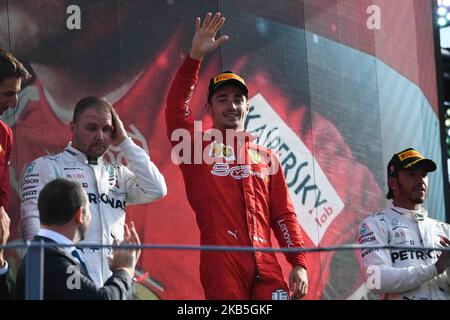 Der Sieger Ferrari's Monegasque Pilot Charles Leclerc (C) feiert am 8. September 2019 auf dem Autodromo Nazionale Circuit in Monza den zweitplatzierten finnischen Mercedes-Piloten Valtteri Bottas (L) und den drittplatzierten britischen Mercedes-Piloten Lewis Hamilton (R) auf dem Podium. (Foto von Andrea Diodato/NurPhoto) Stockfoto