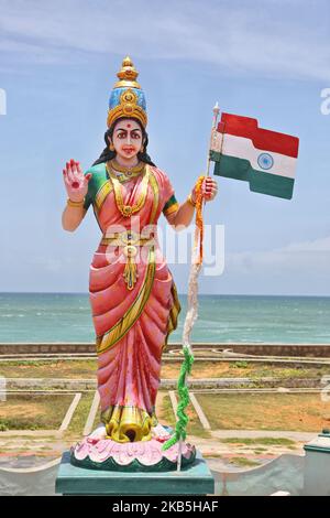 Statue der Mutter Indien vor dem Gandhi Mandapam in Kanyakumari, Tamil Nadu, Indien. Das 1956 erbaute Gandhi Mandapam (Gandhi-Denkmal) in Kanyakumari befindet sich an dem Ort, an dem Gandhis Asche aufbewahrt wurde, bevor sie ins Meer verstreut wurde, und weist einzigartige architektonische Details auf, um das Leben des geliebten Führers zu ehren. (Foto von Creative Touch Imaging Ltd./NurPhoto) Stockfoto