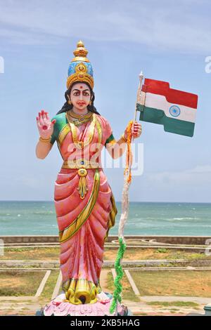 Statue der Mutter Indien vor dem Gandhi Mandapam in Kanyakumari, Tamil Nadu, Indien. Das 1956 erbaute Gandhi Mandapam (Gandhi-Denkmal) in Kanyakumari befindet sich an dem Ort, an dem Gandhis Asche aufbewahrt wurde, bevor sie ins Meer verstreut wurde, und weist einzigartige architektonische Details auf, um das Leben des geliebten Führers zu ehren. (Foto von Creative Touch Imaging Ltd./NurPhoto) Stockfoto