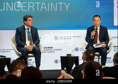 Hongkong, China. 02.. November 2022. Colm Kelleher (L), Chairman der UBS Group AG, und Liu Jin (R), President der Bank of China Ltd., nehmen an einem Rednerpanel während des Global Financial Leaders Investment Summit in Hongkong Teil. Kredit: SOPA Images Limited/Alamy Live Nachrichten Stockfoto