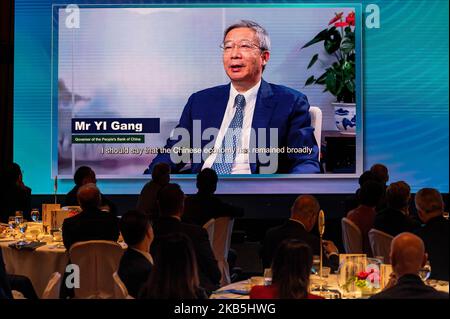 Hongkong, China. 02.. November 2022. Ein Bildschirm zeigt Yi Gang, Gouverneur der chinesischen Volksbank (PBOC), in einem zuvor aufgezeichneten Interview während des Global Financial Leaders' Investment Summit in Hongkong. Kredit: SOPA Images Limited/Alamy Live Nachrichten Stockfoto