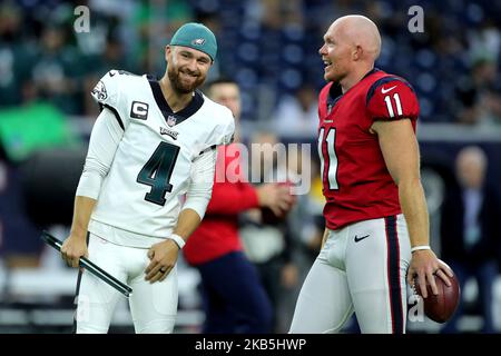 Houston, Texas, USA. 3.. November 2022. Philadelphia Eagles Place Kicker Jake Elliott (4) begrüßt den Houston Texans-Spieler Cameron Johnston (11) vor dem Spiel zwischen den Houston Texans und den Philadelphia Eagles am 3. November 2022 im NRG Stadium in Houston, TX. (Bild: © Erik Williams/ZUMA Press Wire) Stockfoto