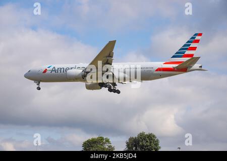 American Airlines Boeing 777-200- oder B772-Flugzeuge, wie bei der endgültigen Landung auf dem internationalen Flughafen London Heathrow LHR EGLL in England, Großbritannien, während eines sommerblauen Himmels mit bewölktem Himmel gesehen. Das Langstreckenflugzeug Boeing 772 er verfügt über das Kennzeichen N755AN, 2x RR Trent 892 Jet-Triebwerk mit erweiterter Reichweite. American Airlines AA AAL ist die größte Flottenfluggesellschaft der Welt und eine große US-amerikanische Fluggesellschaft, die Mitglied der oneworld Aviation Alliance ist. Die Fluggesellschaft verbindet die britische Hauptstadt mit Charlotte, Chicago O'Hare, Dallas Fort Worth, Los Angeles, Miami, New York JFK, Stockfoto