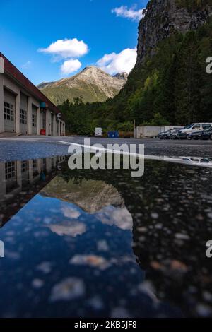 Valldal oder Valldalen Angeln oder Sylte im Valldal Tal mit traditionellen Häusern, Kirche, Tankstelle, Tunnel, der Fjord umgeben von Bergen in Norddal Gemeinde in Møre Og Romsdal Kreis in Norwegen. Es gibt steile Hügel und alpine Berge mit Gletschern rund um, fließt der Valldola Fluss das fruchtbare Tal mit vielen Wasserfällen in den benachbarten Hügeln geschaffen. Das Dorf ist berühmt und beliebt bei Touristen und Besuchern, da es mit der Fähre zum Sognefjord und Geiranger Fjord und Trollstigen von der anderen Seite, Teil der norwegischen Nationalstraße 63, verbindet. (Foto von Nicolas Economou/nur Stockfoto