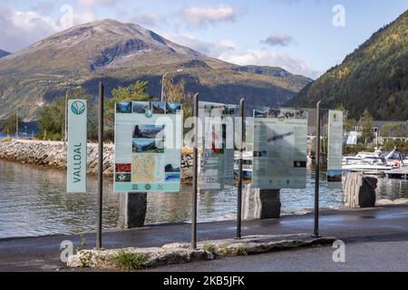 Valldal oder Valldalen Angeln oder Sylte im Valldal Tal mit traditionellen Häusern, Kirche, Tankstelle, Tunnel, der Fjord umgeben von Bergen in Norddal Gemeinde in Møre Og Romsdal Kreis in Norwegen. Es gibt steile Hügel und alpine Berge mit Gletschern rund um, fließt der Valldola Fluss das fruchtbare Tal mit vielen Wasserfällen in den benachbarten Hügeln geschaffen. Das Dorf ist berühmt und beliebt bei Touristen und Besuchern, da es mit der Fähre zum Sognefjord und Geiranger Fjord und Trollstigen von der anderen Seite, Teil der norwegischen Nationalstraße 63, verbindet. (Foto von Nicolas Economou/nur Stockfoto