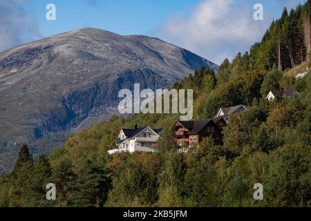 Valldal oder Valldalen Angeln oder Sylte im Valldal Tal mit traditionellen Häusern, Kirche, Tankstelle, Tunnel, der Fjord umgeben von Bergen in Norddal Gemeinde in Møre Og Romsdal Kreis in Norwegen. Es gibt steile Hügel und alpine Berge mit Gletschern rund um, fließt der Valldola Fluss das fruchtbare Tal mit vielen Wasserfällen in den benachbarten Hügeln geschaffen. Das Dorf ist berühmt und beliebt bei Touristen und Besuchern, da es mit der Fähre zum Sognefjord und Geiranger Fjord und Trollstigen von der anderen Seite, Teil der norwegischen Nationalstraße 63, verbindet. (Foto von Nicolas Economou/nur Stockfoto