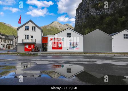 Valldal oder Valldalen Angeln oder Sylte im Valldal Tal mit traditionellen Häusern, Kirche, Tankstelle, Tunnel, der Fjord umgeben von Bergen in Norddal Gemeinde in Møre Og Romsdal Kreis in Norwegen. Es gibt steile Hügel und alpine Berge mit Gletschern rund um, fließt der Valldola Fluss das fruchtbare Tal mit vielen Wasserfällen in den benachbarten Hügeln geschaffen. Das Dorf ist berühmt und beliebt bei Touristen und Besuchern, da es mit der Fähre zum Sognefjord und Geiranger Fjord und Trollstigen von der anderen Seite, Teil der norwegischen Nationalstraße 63, verbindet. (Foto von Nicolas Economou/nur Stockfoto