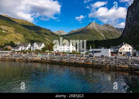 Valldal oder Valldalen Angeln oder Sylte im Valldal Tal mit traditionellen Häusern, Kirche, Tankstelle, Tunnel, der Fjord umgeben von Bergen in Norddal Gemeinde in Møre Og Romsdal Kreis in Norwegen. Es gibt steile Hügel und alpine Berge mit Gletschern rund um, fließt der Valldola Fluss das fruchtbare Tal mit vielen Wasserfällen in den benachbarten Hügeln geschaffen. Das Dorf ist berühmt und beliebt bei Touristen und Besuchern, da es mit der Fähre zum Sognefjord und Geiranger Fjord und Trollstigen von der anderen Seite, Teil der norwegischen Nationalstraße 63, verbindet. (Foto von Nicolas Economou/nur Stockfoto