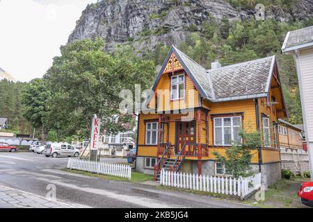 Valldal oder Valldalen Angeln oder Sylte im Valldal Tal mit traditionellen Häusern, Kirche, Tankstelle, Tunnel, der Fjord umgeben von Bergen in Norddal Gemeinde in Møre Og Romsdal Kreis in Norwegen. Es gibt steile Hügel und alpine Berge mit Gletschern rund um, fließt der Valldola Fluss das fruchtbare Tal mit vielen Wasserfällen in den benachbarten Hügeln geschaffen. Das Dorf ist berühmt und beliebt bei Touristen und Besuchern, da es mit der Fähre zum Sognefjord und Geiranger Fjord und Trollstigen von der anderen Seite, Teil der norwegischen Nationalstraße 63, verbindet. (Foto von Nicolas Economou/nur Stockfoto