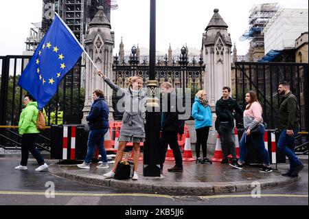 Ein EU-Unterstützer schwenkt am Tag der Vertagung der Parlamentssitzung, bei der die parlamentarischen Aktivitäten bis Mitte Oktober in London, England, am 9. September 2019 ausgesetzt sein werden, eine EU-Flagge vor dem Parlament. Die Entscheidung von Premierminister Boris Johnson, das parlament vorüber zu lassen, ist erst eine Woche nach der Rückkehr der Gesetzgeber aus der Sommerpause vergangen und hat im ganzen Land zu einer breiten Verurteilung und einer Kampagne von „Stoppt den Putsch“-Protesten geführt, wobei der Premierminister beschuldigt wird, Abgeordnete aus dem Brexit-Prozess zu schließen. Die Abgeordneten haben in der vergangenen Woche schnell gearbeitet und die Kontrolle über das übernommen Stockfoto