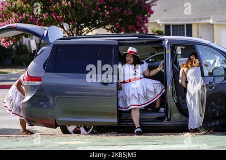 Die Teilnehmer kommen am 8. September 2019 im Staging-Bereich der Parade zum mexikanischen Unabhängigkeitstag 73. in Los Angeles, Kalifornien, an. Die jährliche Feier des mexikanischen Unabhängigkeitstages und die Parade fanden entlang der Cesar Chavez Avenue statt. (Foto von Ronen Tivony/NurPhoto) Stockfoto