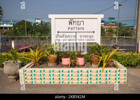 Wegweiser am Bahnhof in Pattaya Thailand Stockfoto