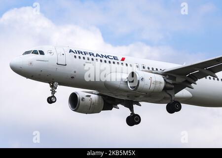 Air France Airbus A320 aus Sicht der Myrtle Avenue bei der endgültigen Landung auf dem internationalen Flughafen London Heathrow LHR EGLL in England, Großbritannien, am 23. August 2019. Der Airbus A320-214 hat die Zulassung F-GKXZ, 2 CFM56 Düsenmotoren. AF AFR AIRFRANS verbinden die britische Hauptstadt mit den Franzosen, mit dem Flughafen Charles de Gaulle, LFPG. Air France die französische Flaggonfluggesellschaft ist Mitglied der SkyTeam-Luftfahrtallianz und eine Tochtergesellschaft der Air France-KLM-Gruppe. (Foto von Nicolas Economou/NurPhoto) Stockfoto