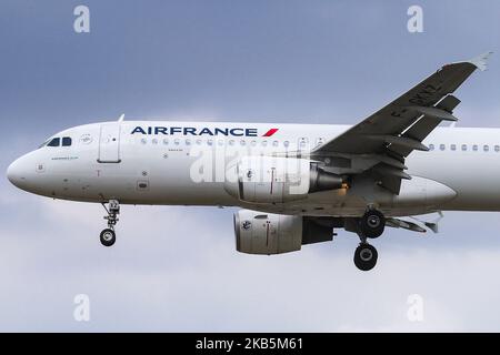 Air France Airbus A320 aus Sicht der Myrtle Avenue bei der endgültigen Landung auf dem internationalen Flughafen London Heathrow LHR EGLL in England, Großbritannien, am 23. August 2019. Der Airbus A320-214 hat die Zulassung F-GKXZ, 2 CFM56 Düsenmotoren. AF AFR AIRFRANS verbinden die britische Hauptstadt mit den Franzosen, mit dem Flughafen Charles de Gaulle, LFPG. Air France die französische Flaggonfluggesellschaft ist Mitglied der SkyTeam-Luftfahrtallianz und eine Tochtergesellschaft der Air France-KLM-Gruppe. (Foto von Nicolas Economou/NurPhoto) Stockfoto