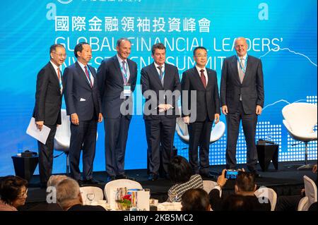 Hongkong, China. 02.. November 2022. Ein Panel von Lautsprechern posiert für ein Foto. Von links nach rechts: Eddie Yue, Chief Executive Officer der Hong Kong Monetary Authority (HKMA), Michael Chae, Chief Financial Officer der Blackstone Group Inc., James Gorman, Chairman und Chief Executive von Morgan Stanley, Colm Kelleher, Chairman der UBS Group AG, Liu Jin, President der Bank of China Ltd., Und David Solomon, Chief Executive Officer von Goldman Sachs & Co., während des Global Financial Leaders Investment Summit in Hongkong. (Foto von Sebastian Ng/SOPA Images/Sipa USA) Quelle: SIPA USA/Alamy Live News Stockfoto