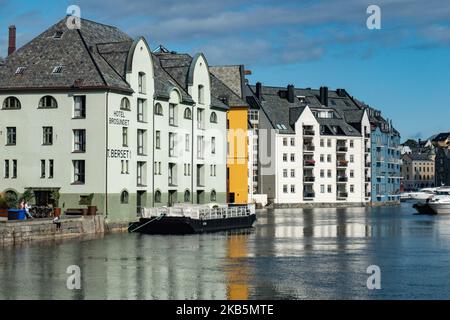 Sommeransicht am 2. Septemember 2019 der Hafenstadt Alesund an der Westküste Norwegens, einem Seehafen mit Jugendstilarchitektur, bunten Gebäuden mit Spiegelung auf dem Meer, im Stadtteil Sunnm?re in der Grafschaft More OG Romsdal, Norwegen. Das Stadtzentrum liegt auf den Inseln Aspoya und Norvoya. Alesund ist beliebt bei Touristen und Besuchern für den Urlaub, da es durch einen Flughafen verbunden ist und ein Start-oder Stopp für große Kreuzschiffe, die in der norwegischen Landschaft wie in den Hjorund und Geiranger Fjorden reisen. (Foto von Nicolas Economou/NurPhoto) Stockfoto