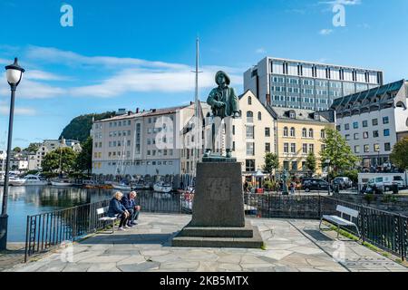 Sommeransicht am 2. Septemember 2019 der Hafenstadt Alesund an der Westküste Norwegens, einem Seehafen mit Jugendstilarchitektur, bunten Gebäuden mit Spiegelung auf dem Meer, im Stadtteil Sunnm?re in der Grafschaft More OG Romsdal, Norwegen. Das Stadtzentrum liegt auf den Inseln Aspoya und Norvoya. Alesund ist beliebt bei Touristen und Besuchern für den Urlaub, da es durch einen Flughafen verbunden ist und ein Start-oder Stopp für große Kreuzschiffe, die in der norwegischen Landschaft wie in den Hjorund und Geiranger Fjorden reisen. (Foto von Nicolas Economou/NurPhoto) Stockfoto