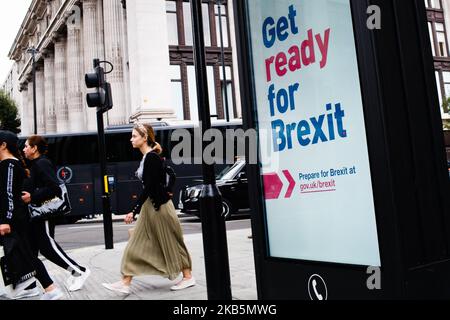 Am 10. September 2019 leuchtet ein Informationsbildschirm an der Ecke North Audley Street und Oxford Street in London, England, auf, ein Zeichen für den Brexit, das Teil einer riesigen Werbekampagne der Regierung ist, die vor dem geplanten Austritt Großbritanniens aus der EU vom 31. Oktober gestartet wurde. Die Abgeordneten haben gestern Abend ein zweites Mal dafür gestimmt, Premierminister Boris Johnson vor dem geplanten Austritt Großbritanniens aus der Europäischen Union am 31. Oktober eine Parlamentswahl zu verweigern. Vor der Abstimmung bestand der Premierminister darauf, dass er die EU nicht um eine weitere Verlängerung des Brexit bitten würde, so dass er jetzt nur noch wenige weitere Mittel zur Verfügung hat Stockfoto