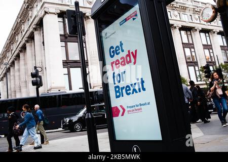 Am 10. September 2019 leuchtet ein Informationsbildschirm an der Ecke North Audley Street und Oxford Street in London, England, auf, ein Zeichen für den Brexit, das Teil einer riesigen Werbekampagne der Regierung ist, die vor dem geplanten Austritt Großbritanniens aus der EU vom 31. Oktober gestartet wurde. Die Abgeordneten haben gestern Abend ein zweites Mal dafür gestimmt, Premierminister Boris Johnson vor dem geplanten Austritt Großbritanniens aus der Europäischen Union am 31. Oktober eine Parlamentswahl zu verweigern. Vor der Abstimmung bestand der Premierminister darauf, dass er die EU nicht um eine weitere Verlängerung des Brexit bitten würde, so dass er jetzt nur noch wenige weitere Mittel zur Verfügung hat Stockfoto