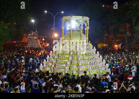 Indische muslime tragen Tazias, während sie an einer Muharram-Prozession in der ummauerten Stadt Jaipur, Rajasthan, Indien, am 10,2019. September teilnehmen. In den ersten zehn Tagen des Muharram, dem ersten Monat des islamischen Kalenders, trauern schiitische Muslime zum Gedenken an das Martyrium des Imam Hussain, des Enkels des Propheten Mohammed, der 680 n. Chr. in einer Schlacht getötet wurde. (Foto: Vishal Bhatnagar/NurPhoto) (Foto: Vishal Bhatnagar/NurPhoto) Stockfoto