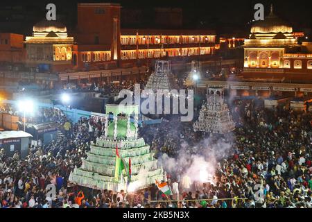 Indische muslime tragen Tazias, während sie an einer Muharram-Prozession in der ummauerten Stadt Jaipur, Rajasthan, Indien, am 10,2019. September teilnehmen. In den ersten zehn Tagen des Muharram, dem ersten Monat des islamischen Kalenders, trauern schiitische Muslime zum Gedenken an das Martyrium des Imam Hussain, des Enkels des Propheten Mohammed, der 680 n. Chr. in einer Schlacht getötet wurde. (Foto: Vishal Bhatnagar/NurPhoto) (Foto: Vishal Bhatnagar/NurPhoto) Stockfoto