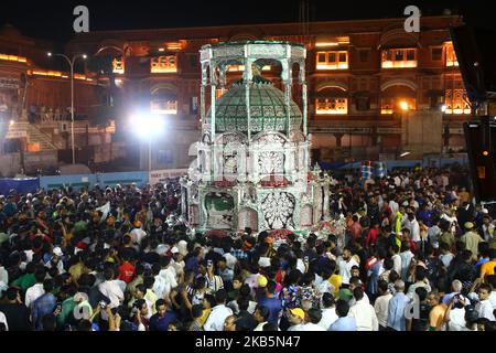 Indische muslime tragen Tazias, während sie an einer Muharram-Prozession in der ummauerten Stadt Jaipur, Rajasthan, Indien, am 10,2019. September teilnehmen. In den ersten zehn Tagen des Muharram, dem ersten Monat des islamischen Kalenders, trauern schiitische Muslime zum Gedenken an das Martyrium des Imam Hussain, des Enkels des Propheten Mohammed, der 680 n. Chr. in einer Schlacht getötet wurde. (Foto: Vishal Bhatnagar/NurPhoto) (Foto: Vishal Bhatnagar/NurPhoto) Stockfoto