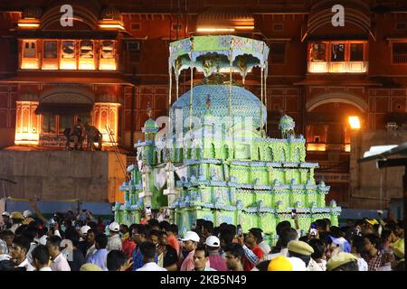 Indische muslime tragen Tazias, während sie an einer Muharram-Prozession in der ummauerten Stadt Jaipur, Rajasthan, Indien, am 10,2019. September teilnehmen. In den ersten zehn Tagen des Muharram, dem ersten Monat des islamischen Kalenders, trauern schiitische Muslime zum Gedenken an das Martyrium des Imam Hussain, des Enkels des Propheten Mohammed, der 680 n. Chr. in einer Schlacht getötet wurde. (Foto: Vishal Bhatnagar/NurPhoto) (Foto: Vishal Bhatnagar/NurPhoto) Stockfoto