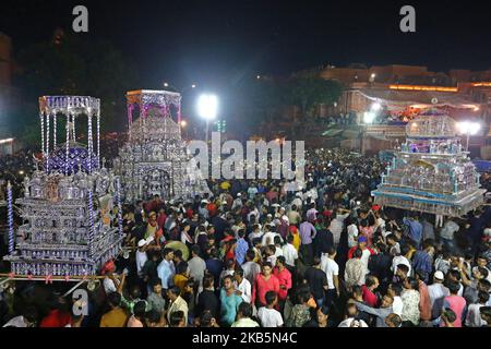 Indische muslime tragen Tazias, während sie an einer Muharram-Prozession in der ummauerten Stadt Jaipur, Rajasthan, Indien, am 10,2019. September teilnehmen. In den ersten zehn Tagen des Muharram, dem ersten Monat des islamischen Kalenders, trauern schiitische Muslime zum Gedenken an das Martyrium des Imam Hussain, des Enkels des Propheten Mohammed, der 680 n. Chr. in einer Schlacht getötet wurde. (Foto: Vishal Bhatnagar/NurPhoto) (Foto: Vishal Bhatnagar/NurPhoto) Stockfoto