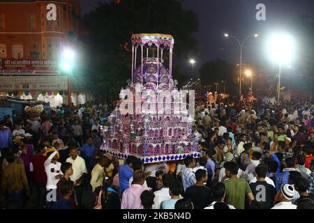 Indische muslime tragen Tazias, während sie an einer Muharram-Prozession in der ummauerten Stadt Jaipur, Rajasthan, Indien, am 10,2019. September teilnehmen. In den ersten zehn Tagen des Muharram, dem ersten Monat des islamischen Kalenders, trauern schiitische Muslime zum Gedenken an das Martyrium des Imam Hussain, des Enkels des Propheten Mohammed, der 680 n. Chr. in einer Schlacht getötet wurde. (Foto: Vishal Bhatnagar/NurPhoto) (Foto: Vishal Bhatnagar/NurPhoto) Stockfoto