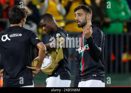 Bruno Fernandes (R) aus Portugal spricht mit Joao Felix während des Aufwärmpuls vor dem Qualifikationsspiel der UEFA Euro 2020 zwischen Litauen und Portugal am 10. September 2019 im LFF-Stadion in Vilnius, Litauen. (Foto von Mike Kireev/NurPhoto) Stockfoto