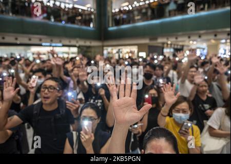 Protestierende halten ihre Hände hoch, die die fünf Forderungen der Demonstranten symbolisieren wird in einem Einkaufszentrum in Hongkong gesehen am 11. September 2019 versammelten sich Protestierende in einem Einkaufszentrum in Sha Tin, um zu protestieren. (Foto von Vernon Yuen/NurPhoto) Stockfoto